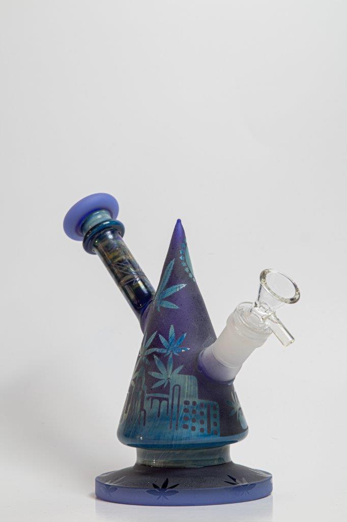 Etched New York Weed Water Bong – a 7.5-inch rig designed for weed and dabs. Available for sale, this exceptional piece showcases an Etched New York design, a 14MM male bowl for weed, and a straight-down stem