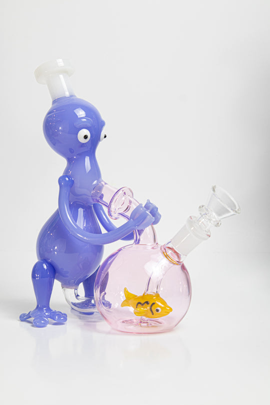 8-inch Roger Alien Water Pipe – a unique choice for weed and dabs in water bong style glass. Now available for sale, this extraterrestrial piece features a Roger Alien design shape, a 14MM male bowl piece for weed, and a bent down stem.