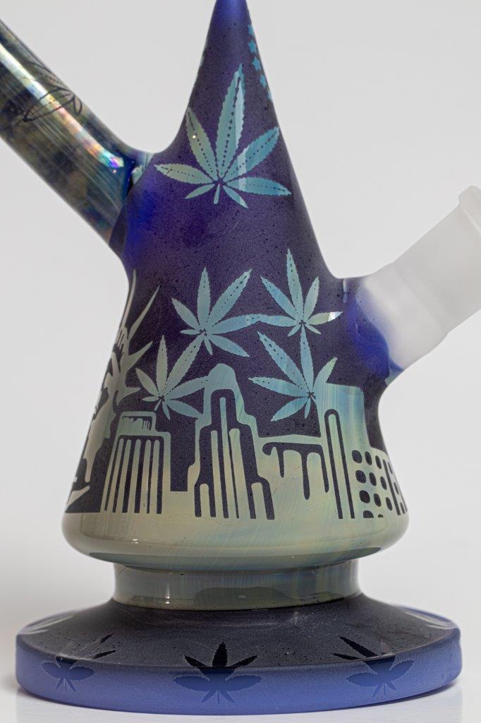 Etched New York Weed Water Bong – a 7.5-inch rig designed for weed and dabs. Available for sale, this exceptional piece showcases an Etched New York design, a 14MM male bowl for weed, and a straight-down stem