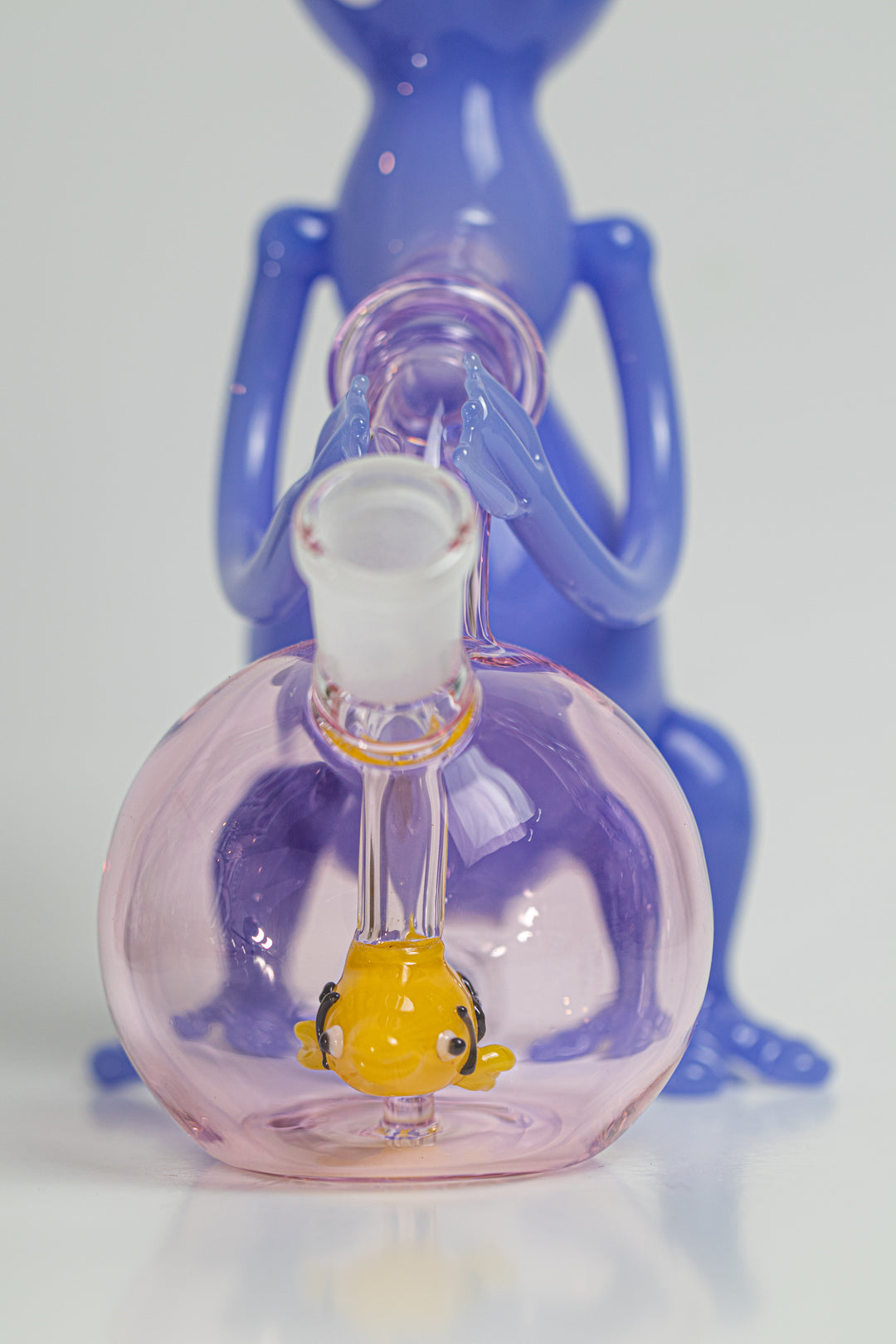 8-inch Roger Alien Water Pipe – a unique choice for weed and dabs in water bong style glass. Now available for sale, this extraterrestrial piece features a Roger Alien design shape, a 14MM male bowl piece for weed, and a bent down stem.