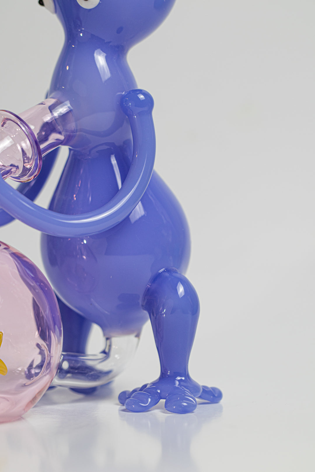 8-inch Roger Alien Water Pipe – a unique choice for weed and dabs in water bong style glass. Now available for sale, this extraterrestrial piece features a Roger Alien design shape, a 14MM male bowl piece for weed, and a bent down stem.