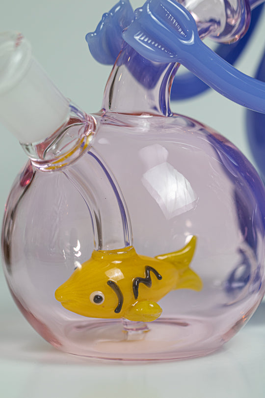 8-inch Roger Alien Water Pipe – a unique choice for weed and dabs in water bong style glass. Now available for sale, this extraterrestrial piece features a Roger Alien design shape, a 14MM male bowl piece for weed, and a bent down stem.