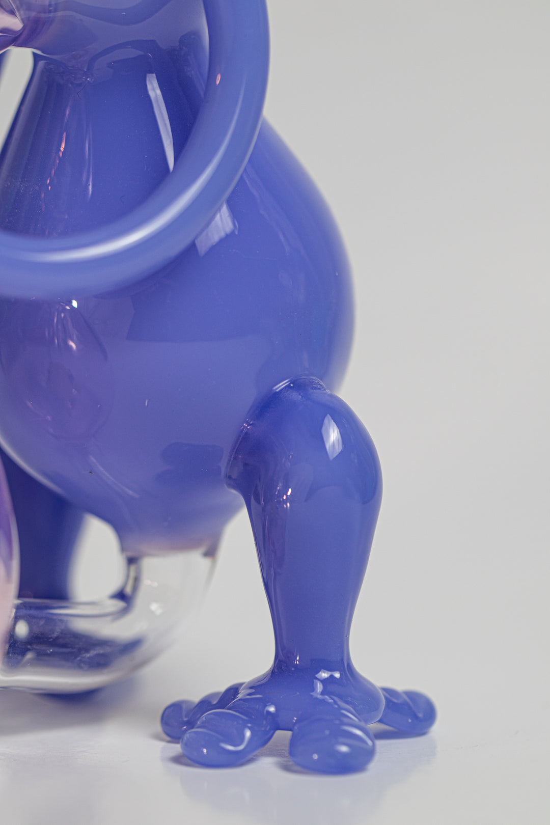 8-inch Roger Alien Water Pipe – a unique choice for weed and dabs in water bong style glass. Now available for sale, this extraterrestrial piece features a Roger Alien design shape, a 14MM male bowl piece for weed, and a bent down stem.