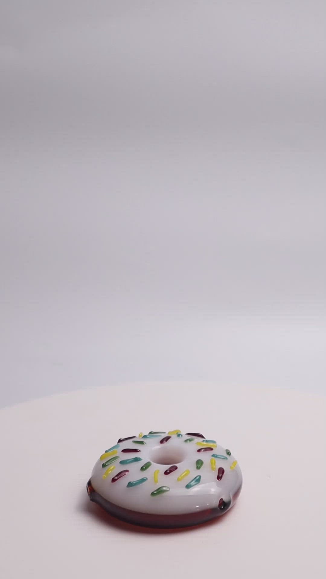 3.2-inch Donut Shape Hand Pipe – a pocket-sized treat for weed aficionados. Unique style is the icing on the cake, and it's now available for sale. Upgrade your smoking game with a flavorful twist!