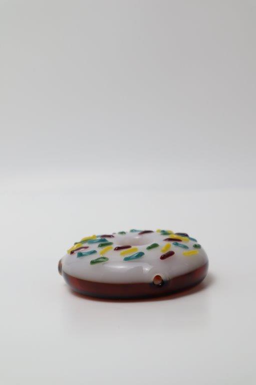 3.2-inch Donut Shape Hand Pipe – a pocket-sized treat for weed aficionados. Unique style is the icing on the cake, and it's now available for sale. Upgrade your smoking game with a flavorful twist!