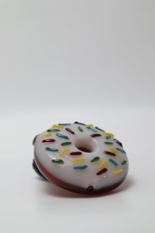 3.2-inch Donut Shape Hand Pipe – a pocket-sized treat for weed aficionados. Unique style is the icing on the cake, and it's now available for sale. Upgrade your smoking game with a flavorful twist!