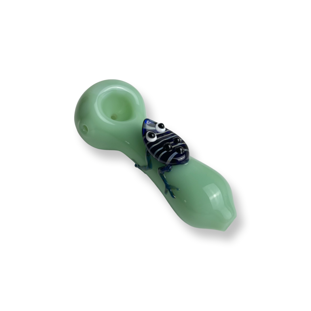 They come in green/white/blue/4 Inches Reptile and Amphibians Designed Hand Pipe . This classic spoon-shaped, hand-held pipe, perfect for dry herb/marijuana, is calling out to the wild in our exclusive sale!