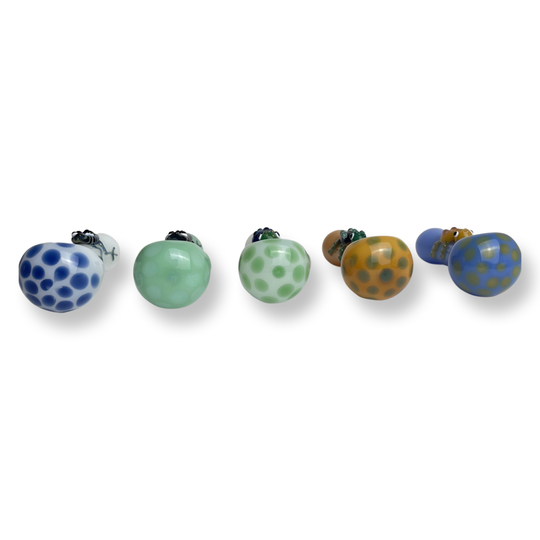 They come in green/white/blue/4 Inches Reptile and Amphibians Designed Hand Pipe . This classic spoon-shaped, hand-held pipe, perfect for dry herb/marijuana, is calling out to the wild in our exclusive sale!