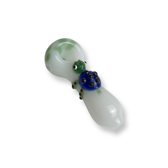 They come in green/white/blue/4 Inches Reptile and Amphibians Designed Hand Pipe . This classic spoon-shaped, hand-held pipe, perfect for dry herb/marijuana, is calling out to the wild in our exclusive sale!